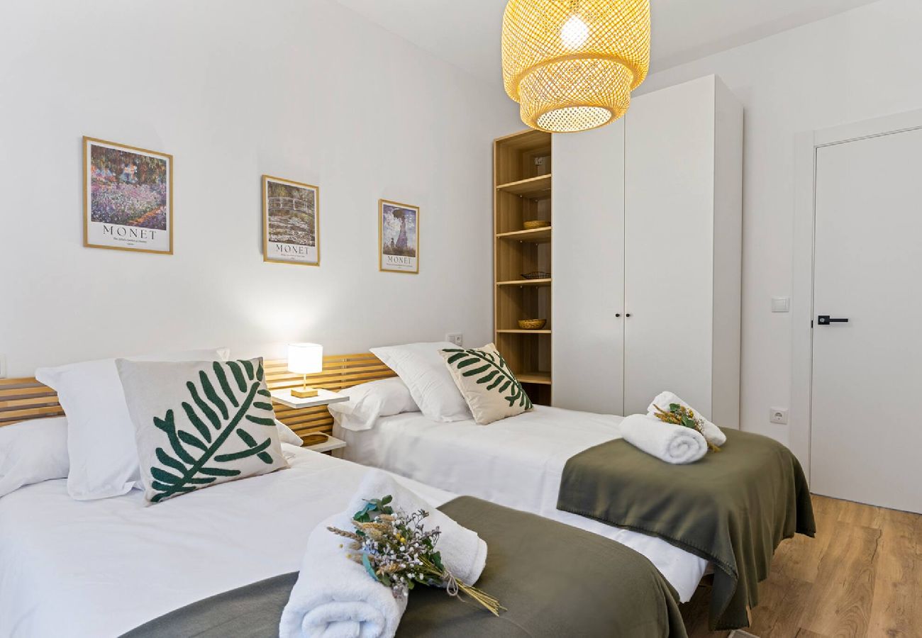 Apartamento en Gijón - Monet, apartamento con terraza, cuna y trona