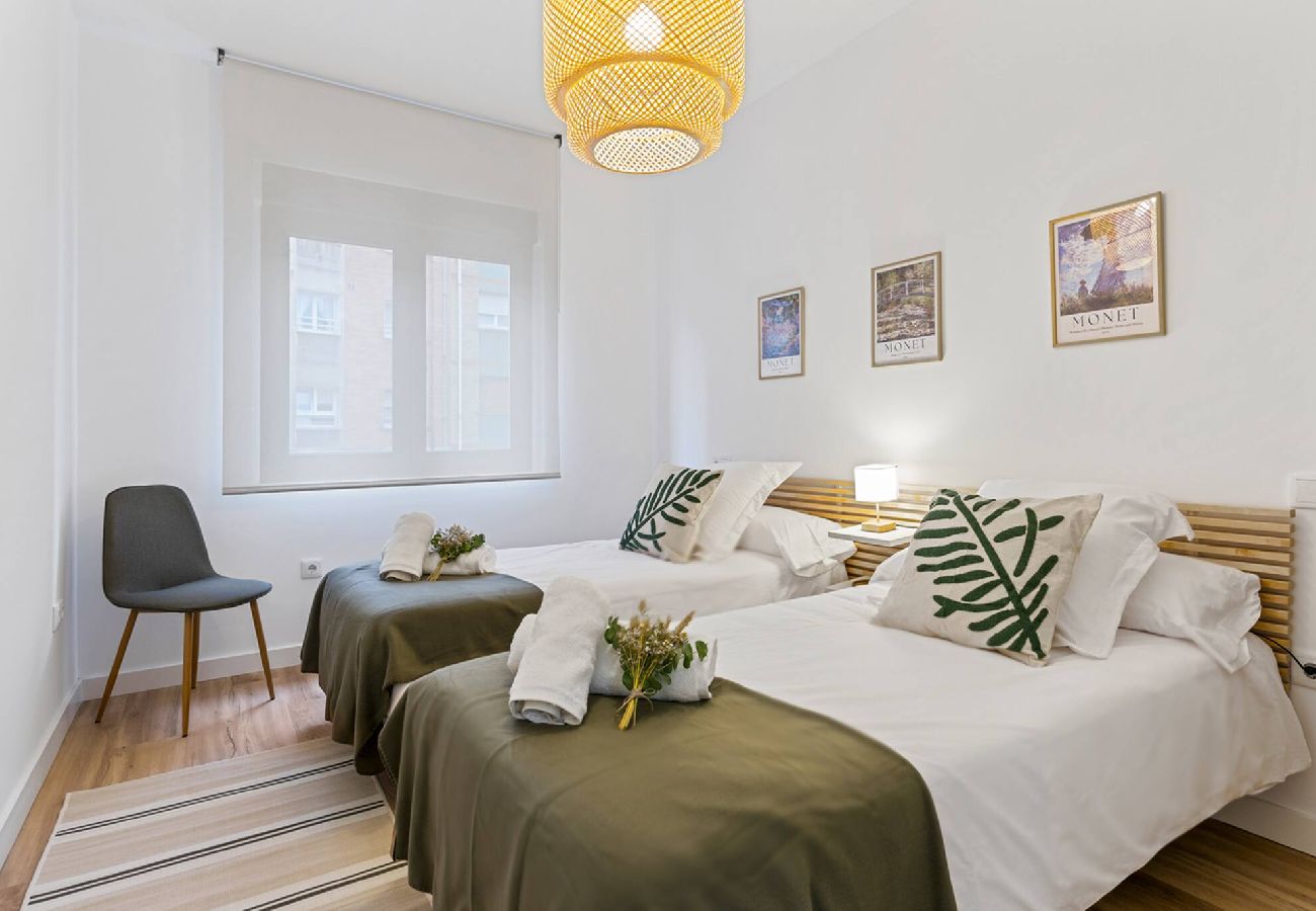 Apartamento en Gijón - Monet, apartamento con terraza, cuna y trona